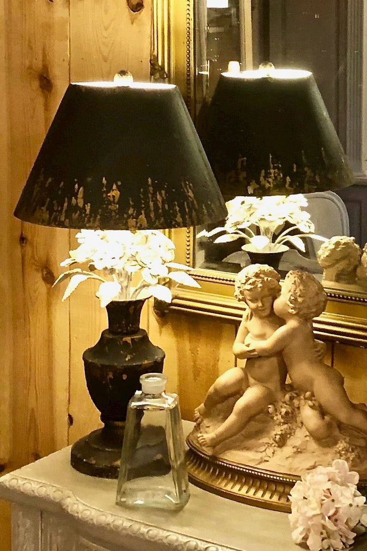 Lampe en métal décor fleurs