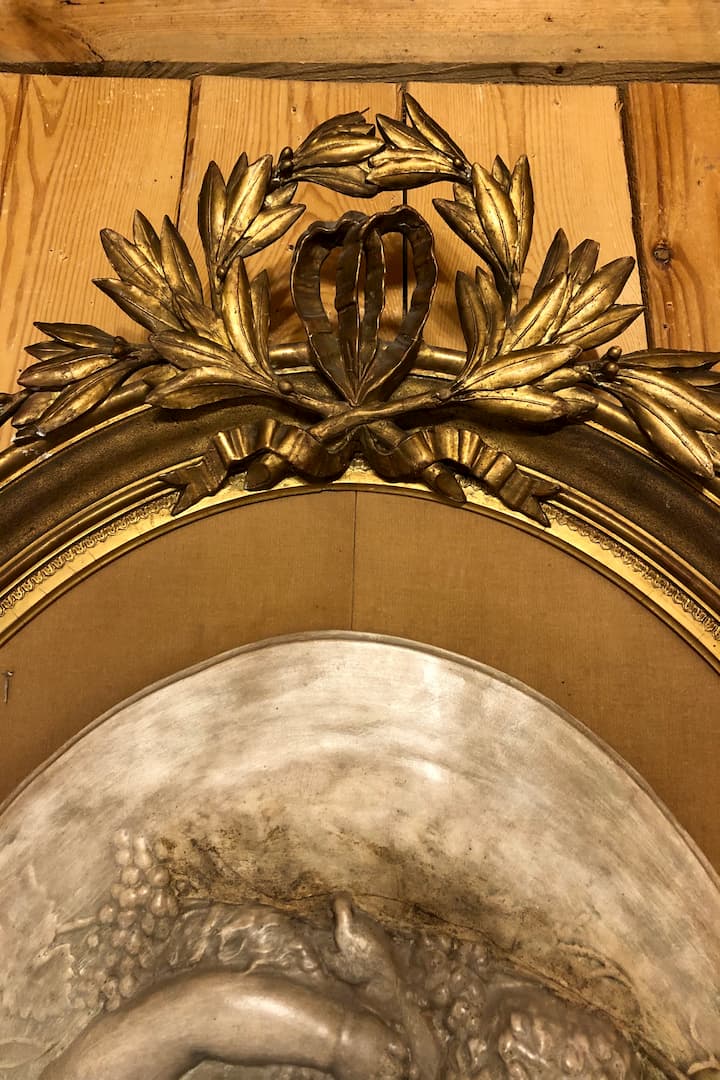 Cadre doré de style Louis xvi avec  anges en plâtres.