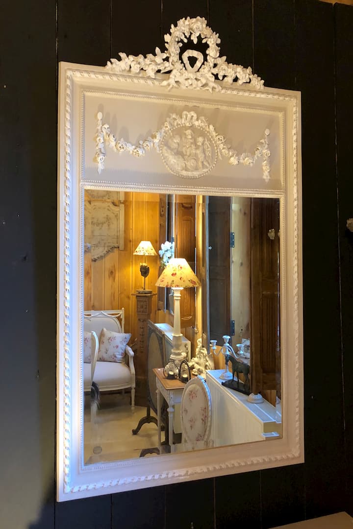 Trumeau avec des anges de style Louis xvi .