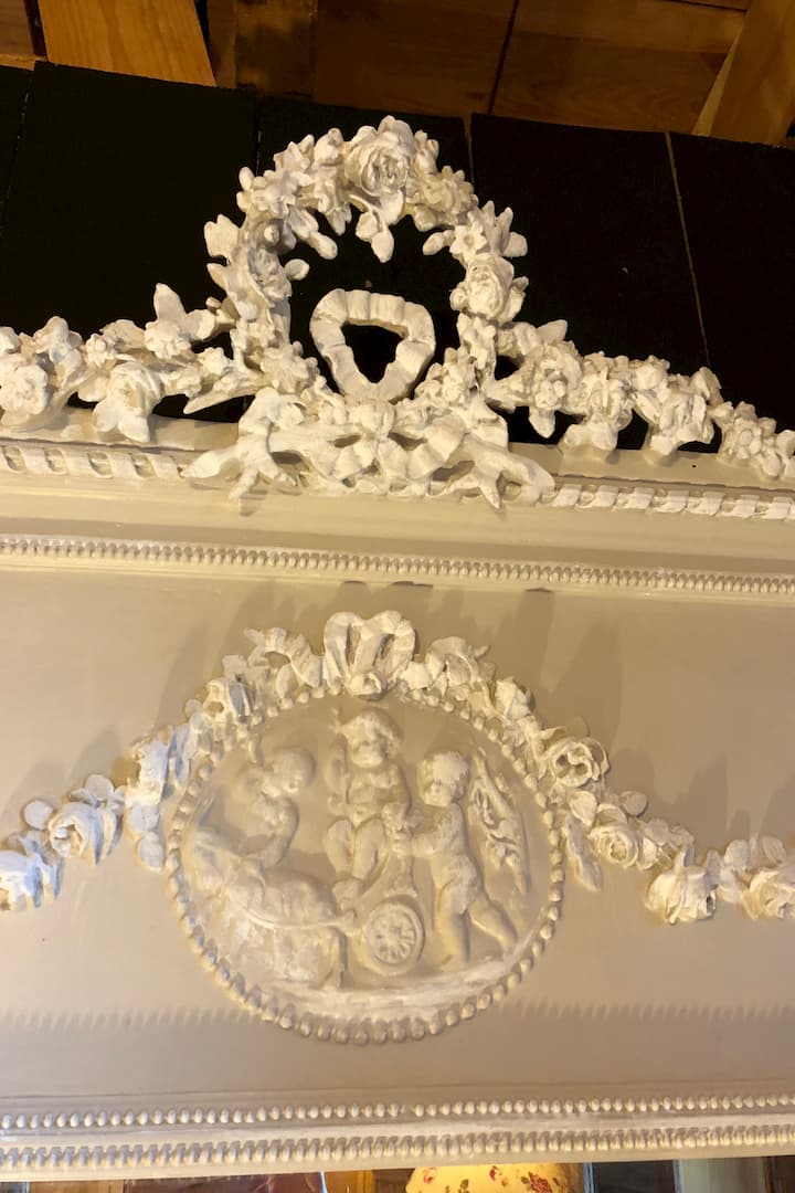 Trumeau avec des anges de style Louis xvi .