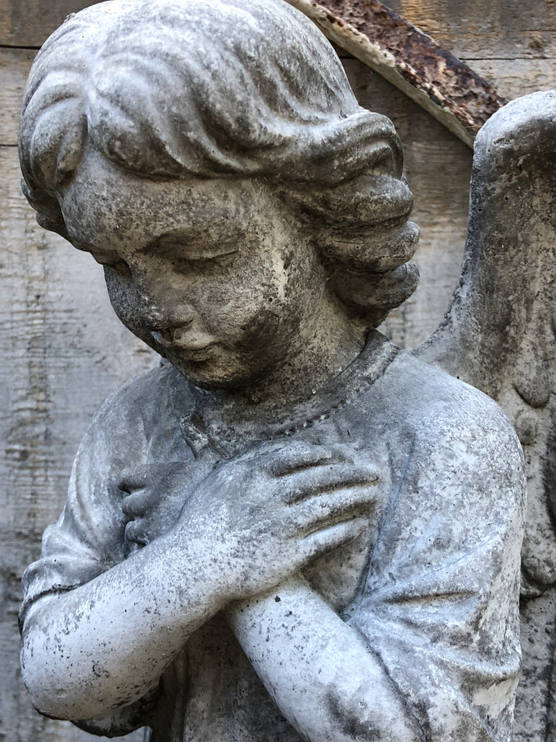 Statue ange en fonte et peinture beige