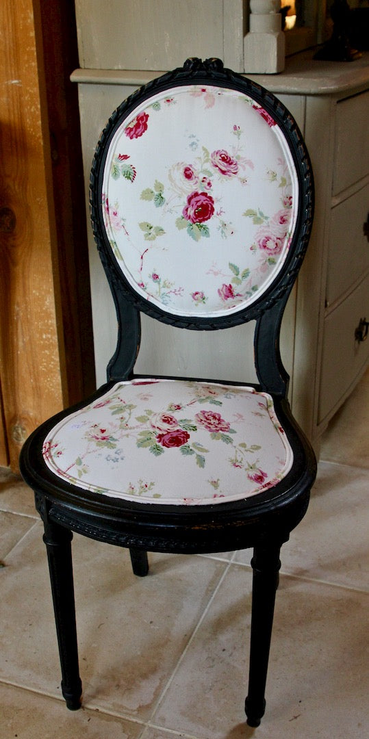 Chaise étroite noire style Louis XVI