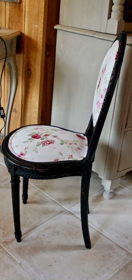 Chaise étroite noire style Louis XVI