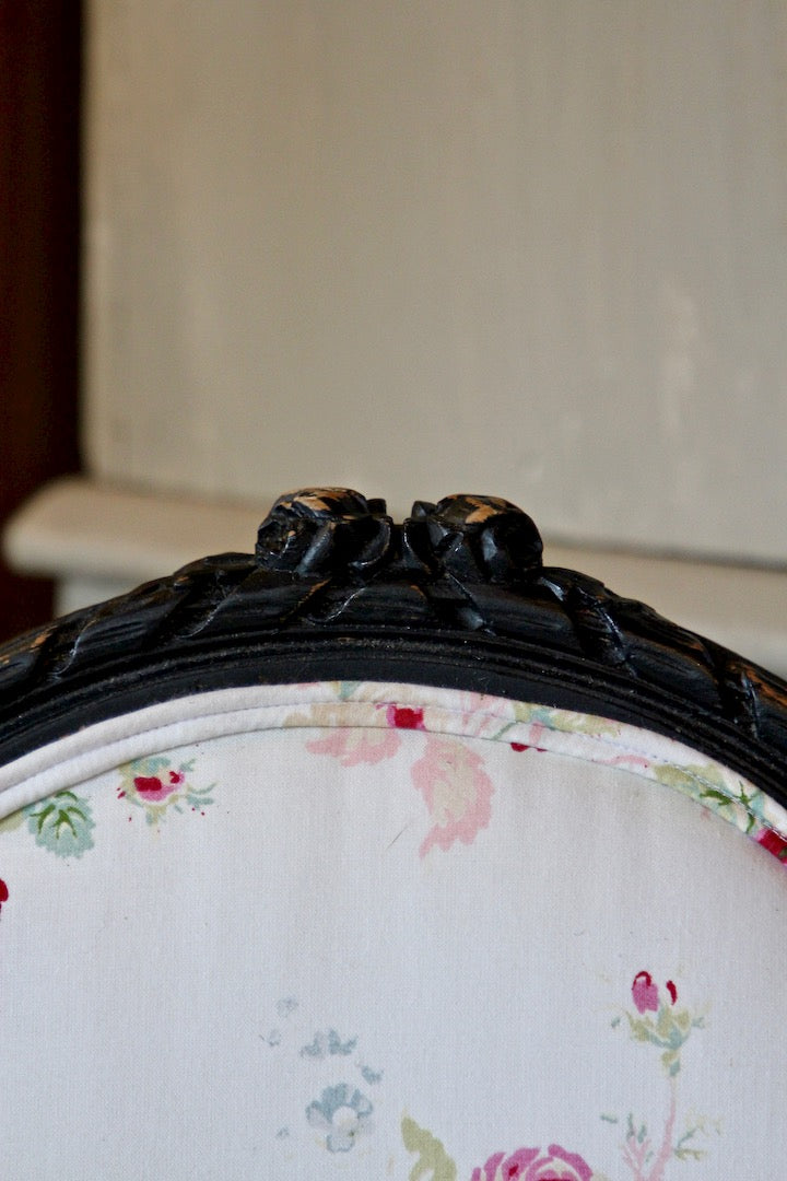 Chaise étroite noire style Louis XVI