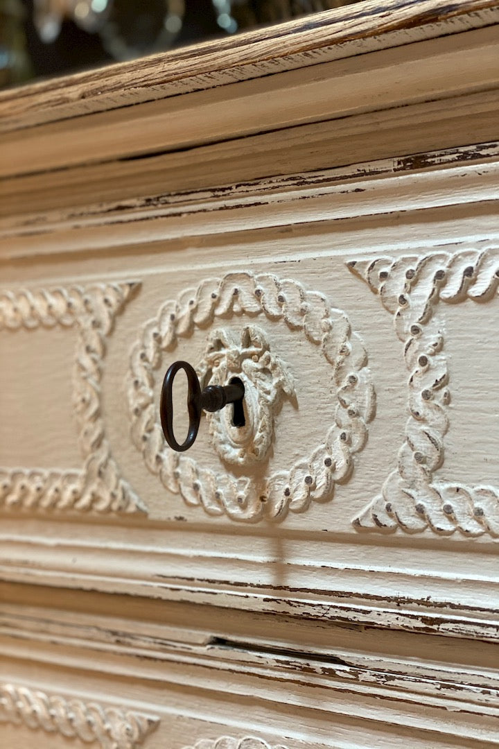 Commode style Louis XVI avec 4 tiroirs