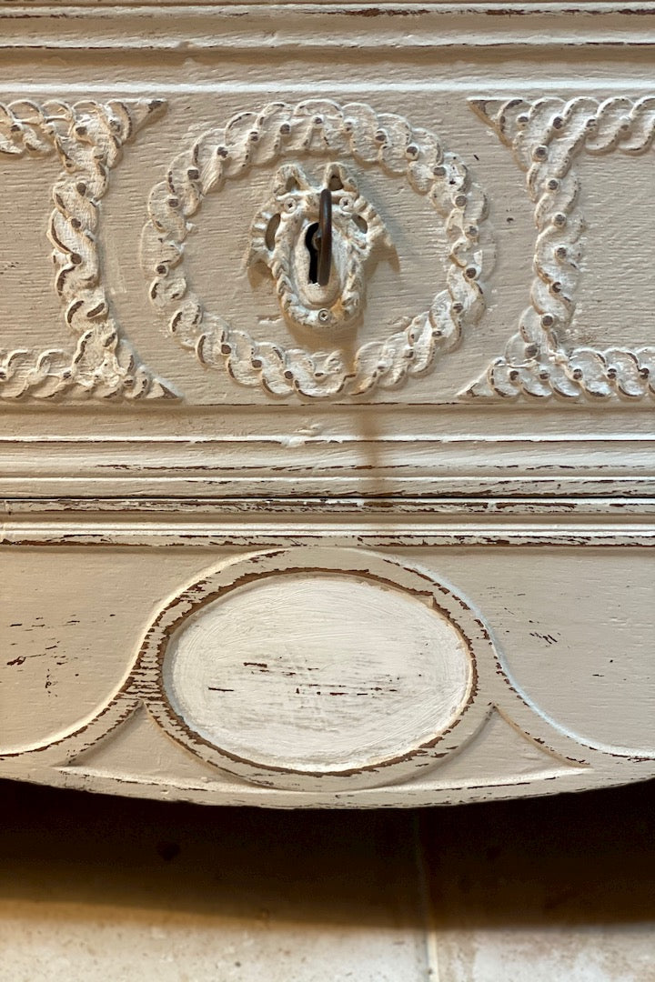 Commode style Louis XVI avec 4 tiroirs