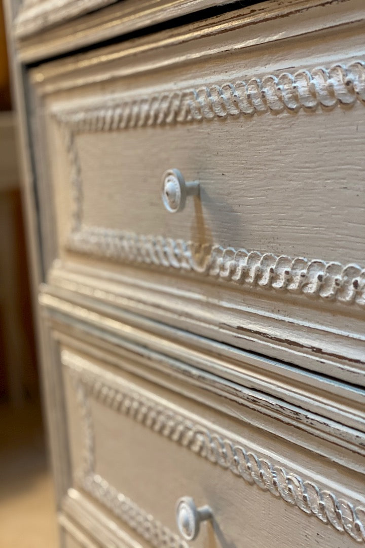 Commode style Louis XVI avec 4 tiroirs