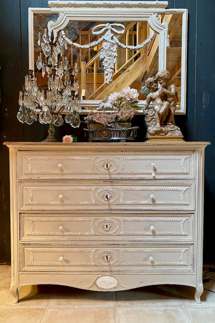 Commode style Louis XVI avec 4 tiroirs