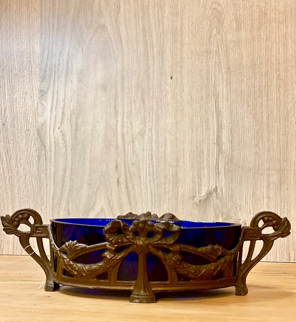 Jardinière en fonte avec centre en verre bleu