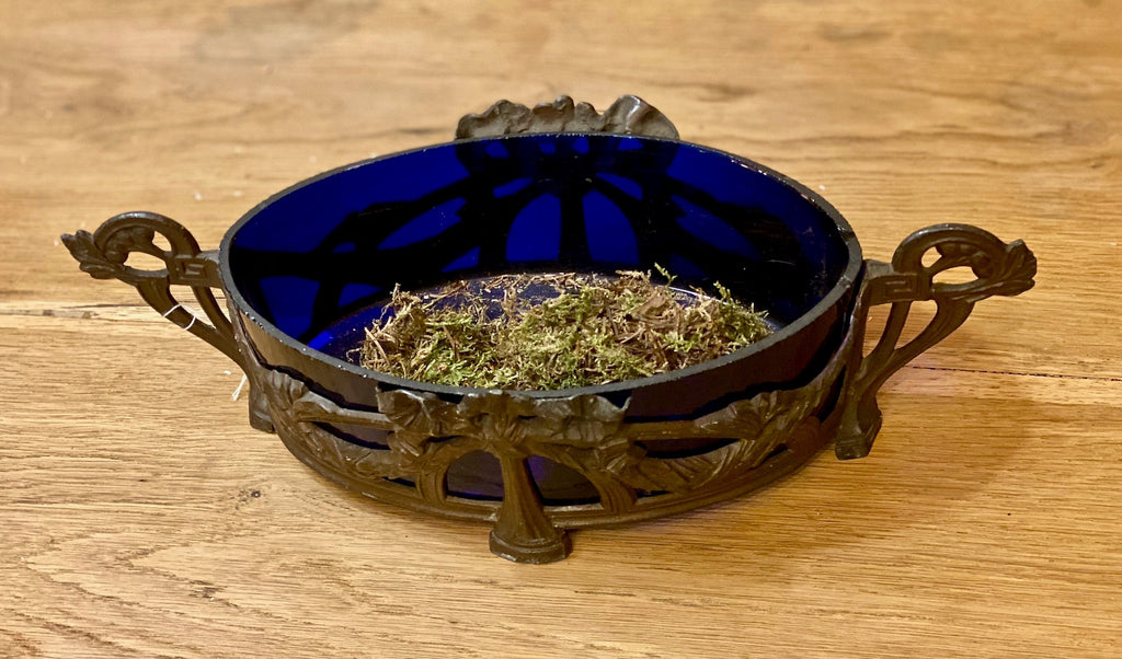 Jardinière en fonte avec centre en verre bleu