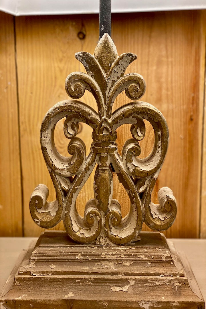 Lampe avec décor style fleur de Lys