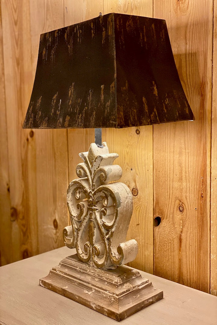 Lampe avec décor style fleur de Lys