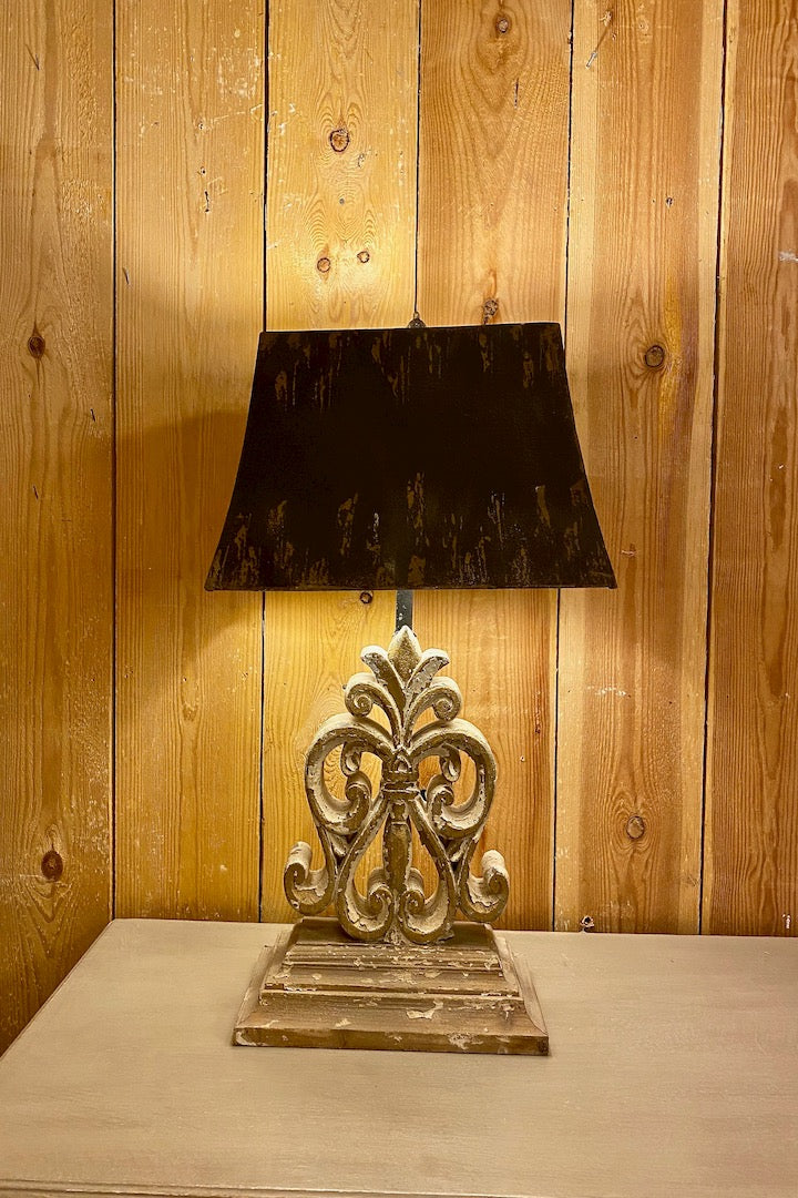 Lampe avec décor style fleur de Lys