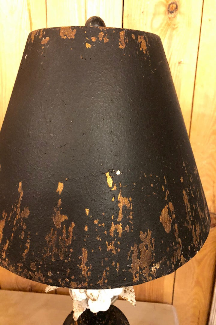 Lampe en métal décor fleurs