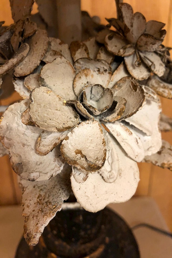 Lampe en métal décor fleurs