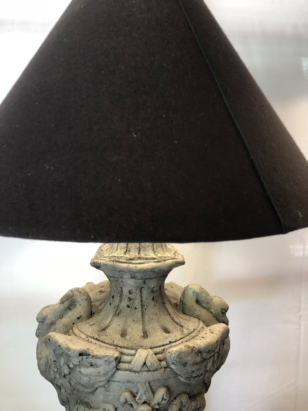 Lampe en pierre reconstituée décor Louis xvi