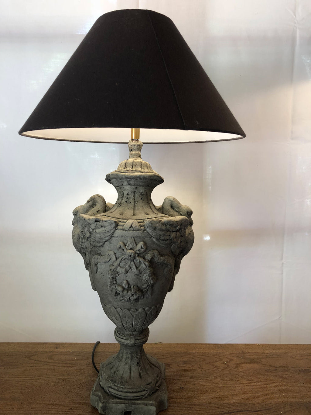 Lampe en pierre reconstituée décor Louis xvi