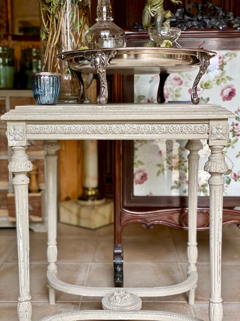 Petite table patinée style Louis XVI