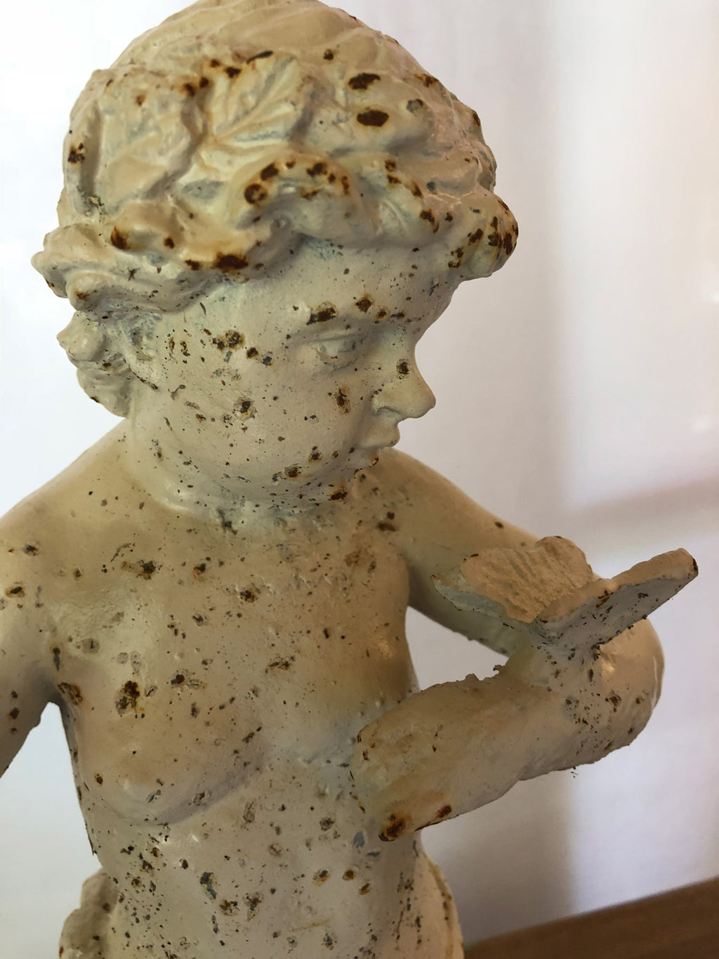 Statue ange en fonte et peinture beige
