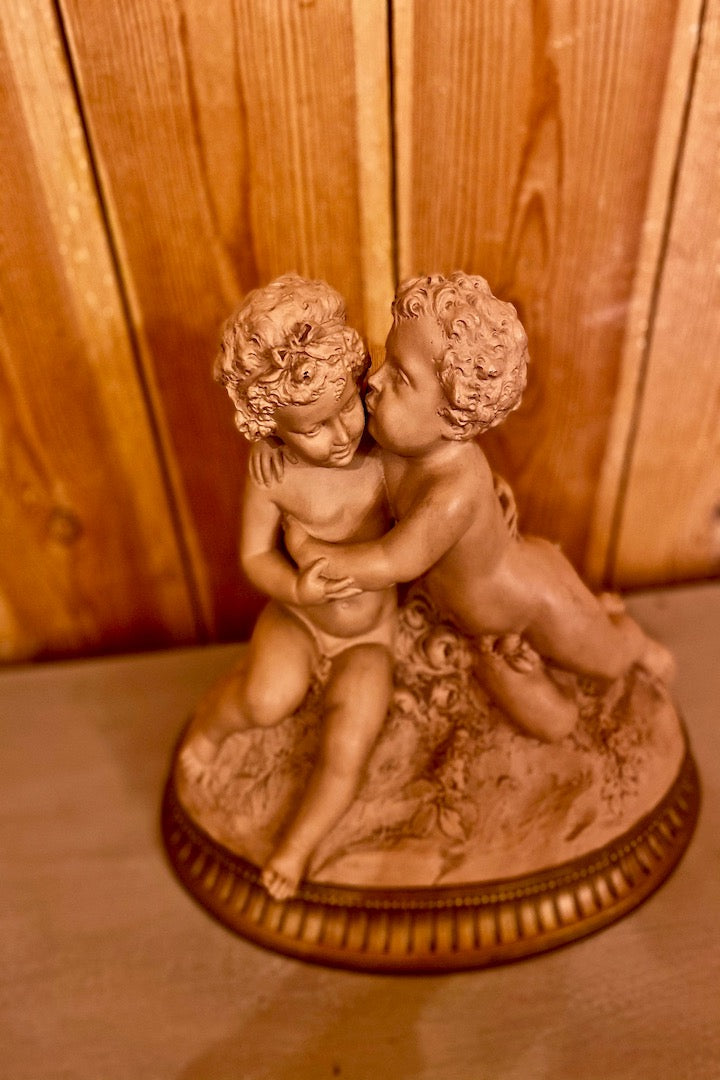 Statue d'angelots en terre cuite