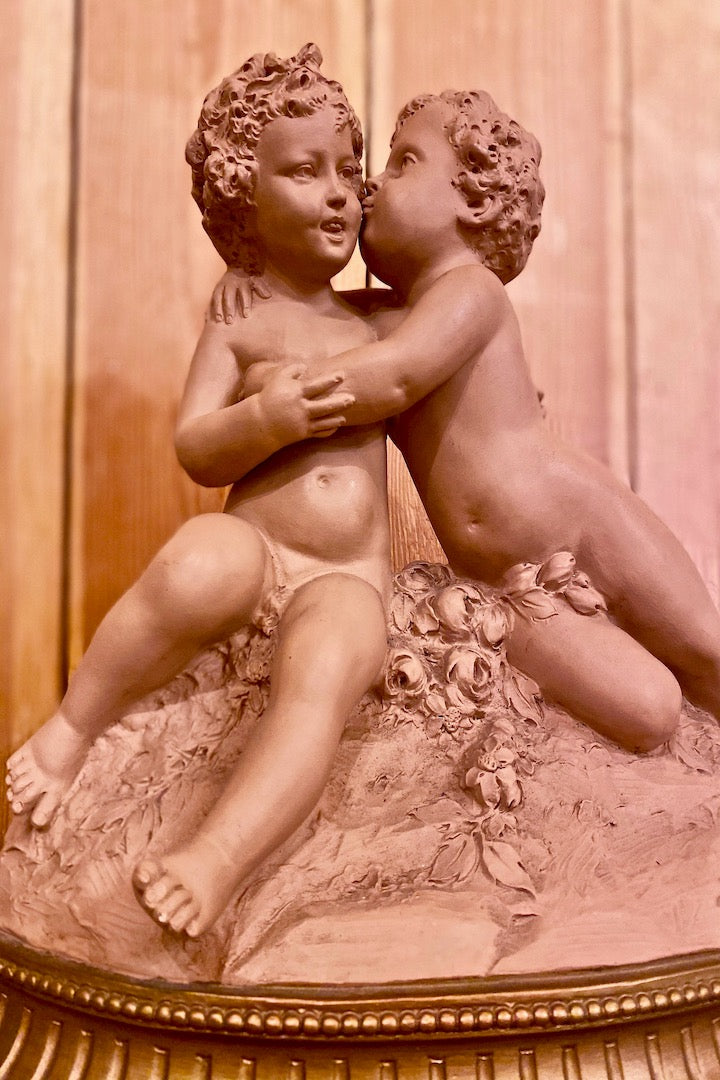 Statue d'angelots en terre cuite