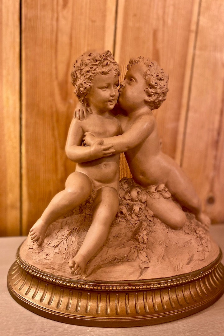 Statue d'angelots en terre cuite