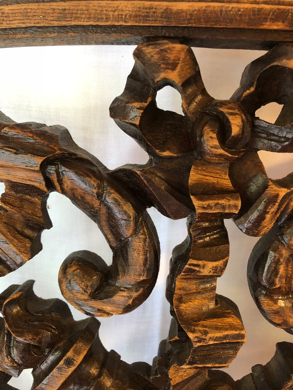 Tête de lit ou décor en bois sculpté patiné