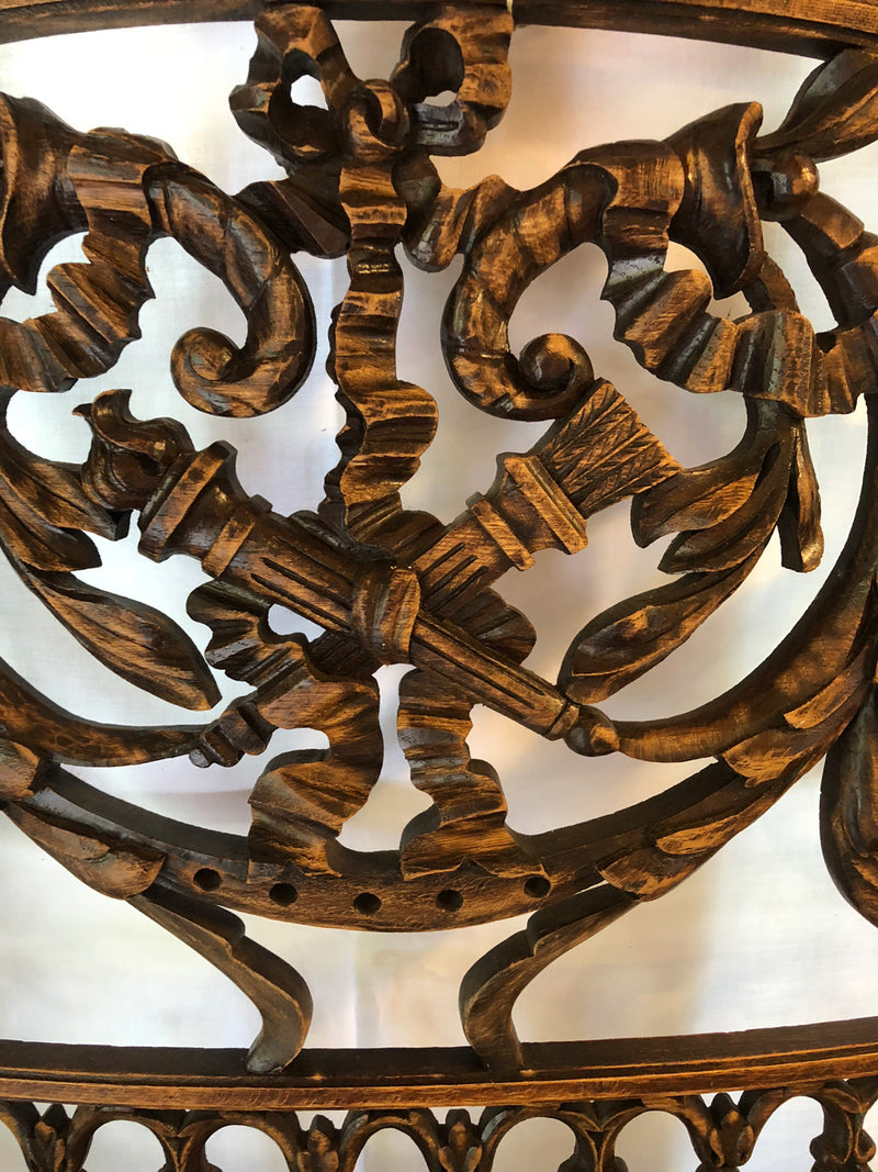 Tête de lit ou décor en bois sculpté patiné