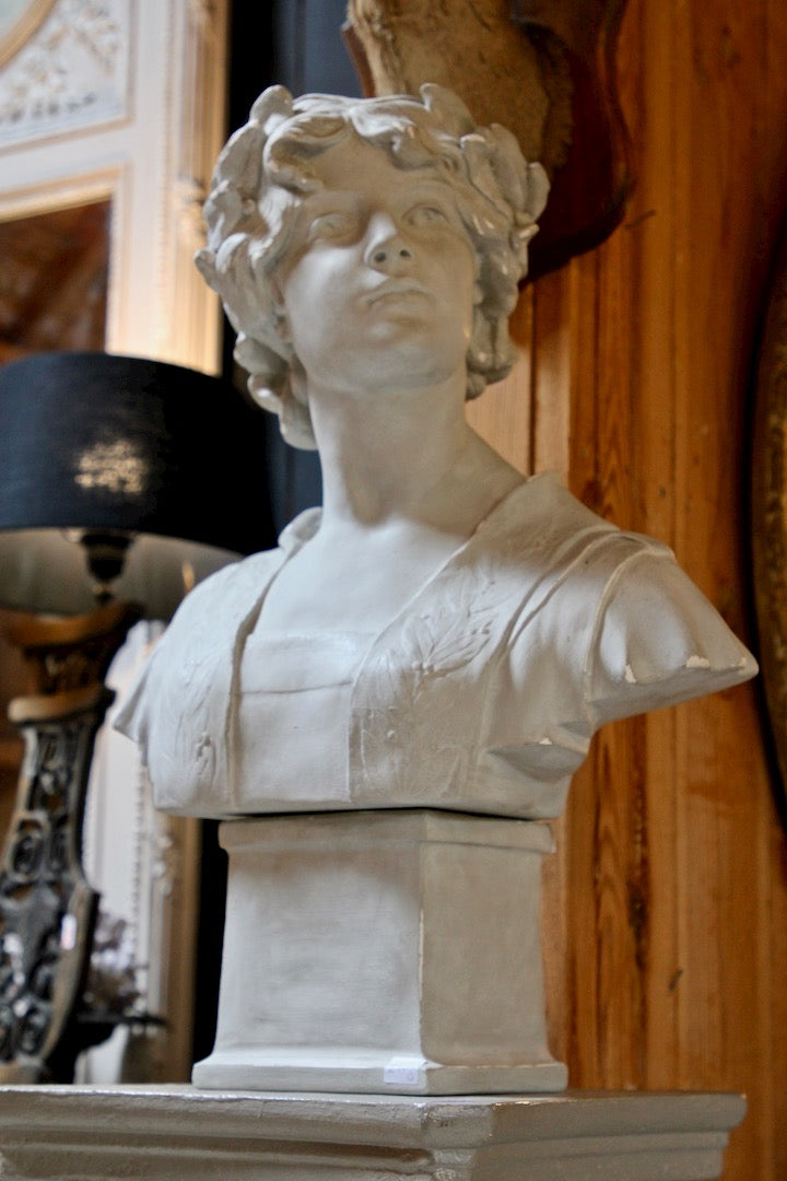 Tête de fille en pierre antique