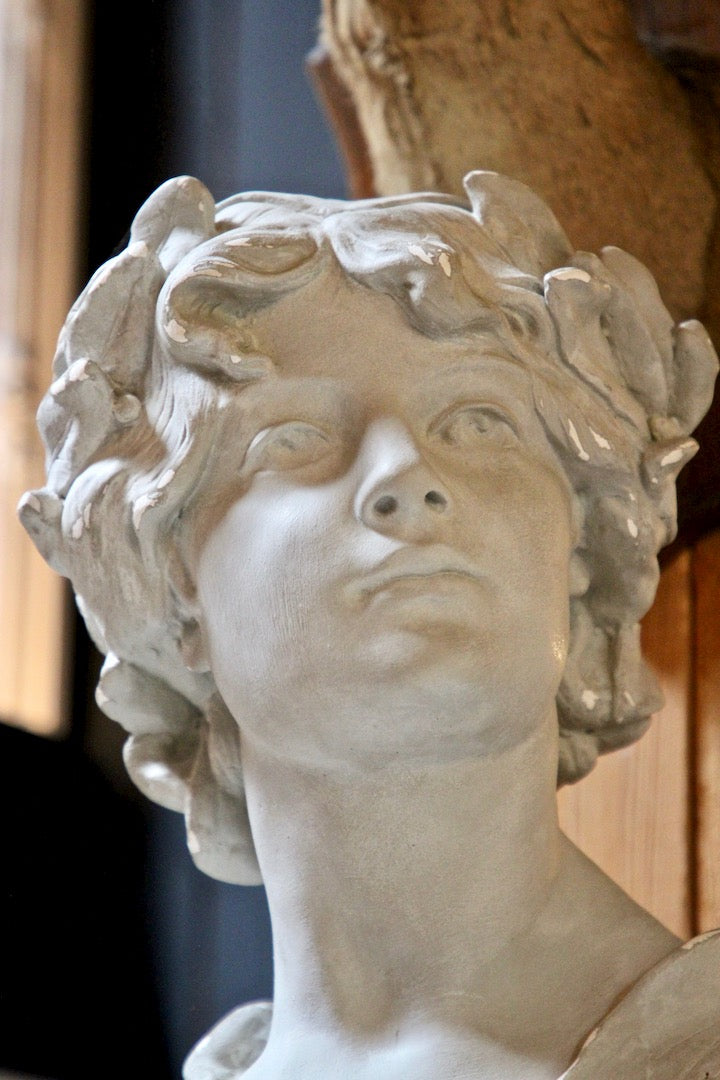 Tête de fille en pierre antique