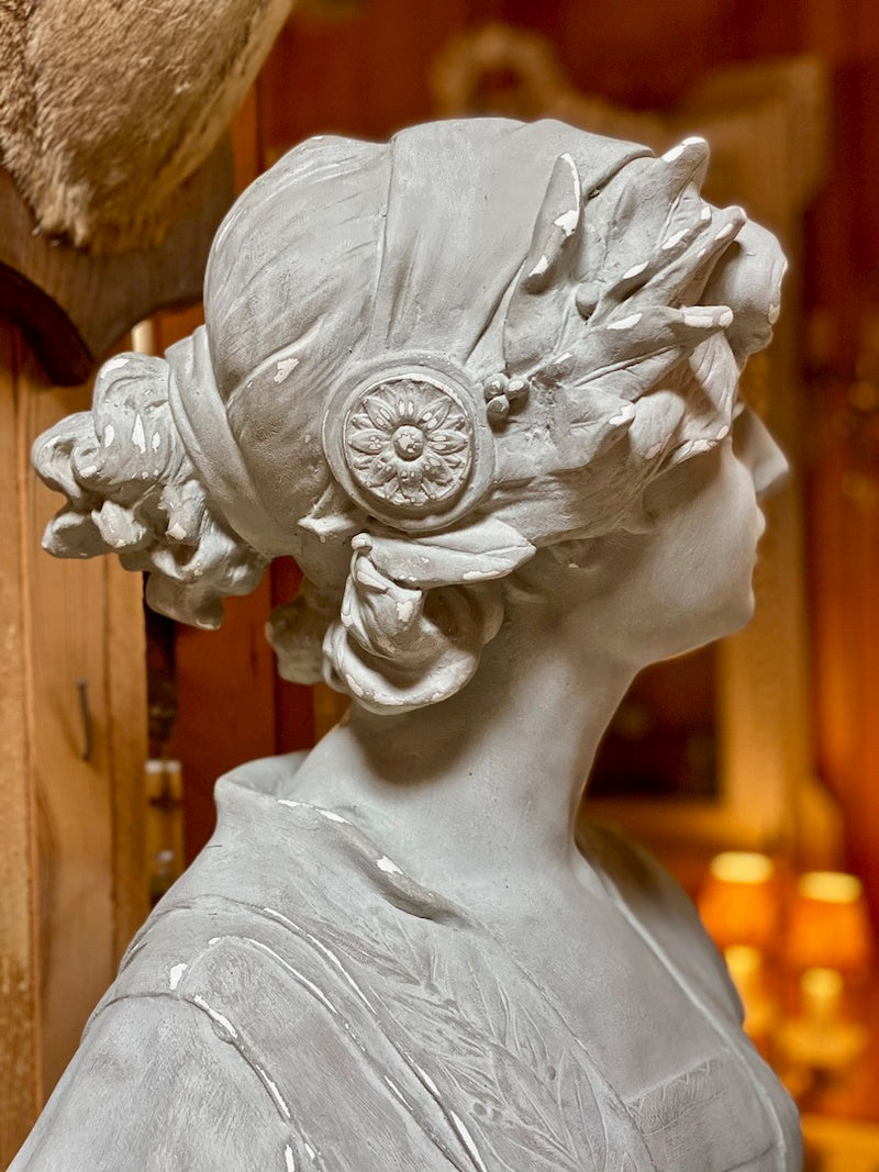 Tête de fille en pierre antique